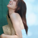 日向坂46 佐々木久美、パステルブルーのベアワンピースで散歩中に楽しそうに笑うカット