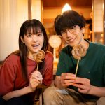 黒羽麻璃央×松村沙友理W主演『焼いてるふたり』まるでキャンディのような「ぐるぐるソーセージ」を持つふたり、縁側に並ぶスイカを美味しそうに眺める姿も…第7話場面写真＆オフショット解禁