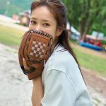 日向坂46 佐々木久美 1st写真集『めくる日々』ランカウイ島のビーチでキャッチボール中のカット