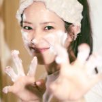 日向坂46 佐々木久美 1st写真集『めくる日々』洗顔中に「ガオー」かわいくお茶目なポーズ