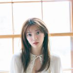 櫻坂46 田村保乃 2nd写真集『隣の席になりたい』純白のランジェリー姿で見つめるカット公開